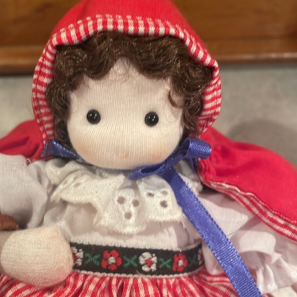 Green Tree Red Riding Hood - Picture 4 of 8